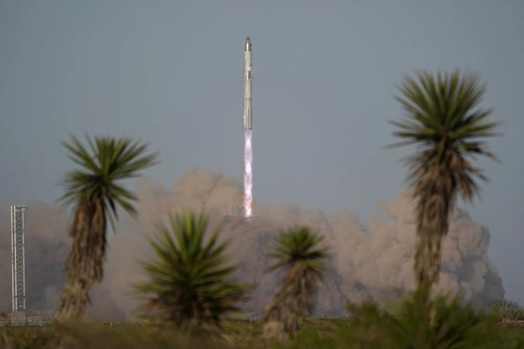 L'astronave esplode durante il lancio di ...