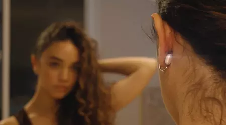 I tracker fitness non sono più di moda: presentato un insolito gadget indossabile — un orecchino intelligente