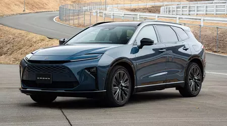 Toyota ha presentato in Giappone la station wagon Crown Estate con un bagagliaio spazioso e un'ibrida economica.