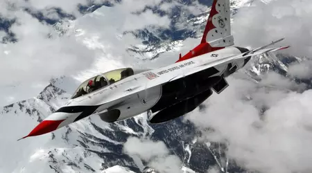 La US Air Force sta testando gli F-16 senza pilota come gregario per un vero pilota