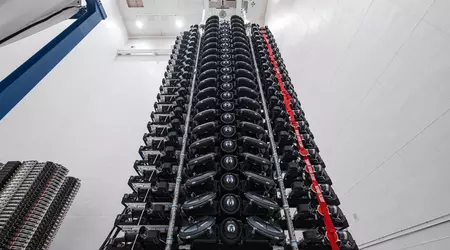 SpaceX presenta i satelliti compatti Starlink V2 Mini con due pannelli solari