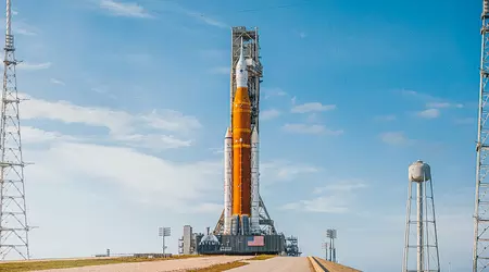 Un eccesso di spesa catastrofico: la NASA pagherà 13,1 miliardi di dollari invece di 7 per i motori e i booster del razzo SLS per il programma lunare Artemis