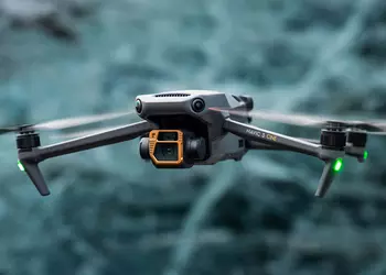 I soldati ucraini lanciano esplosivi sul ...