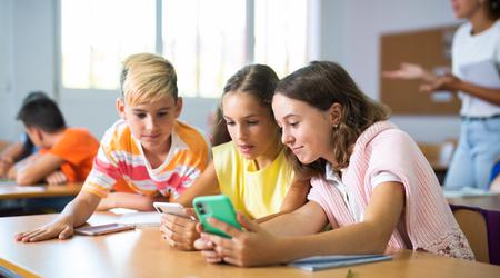 Il Parlamento britannico discute l'imposizione di restrizioni sull'uso degli smartphone e dei social media da parte dei bambini