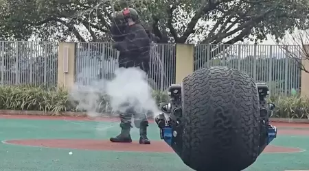 Un robocop cinese pattuglia le strade per la prima volta: assomiglia a BB-8 di Star Wars e ha armi non letali (video)