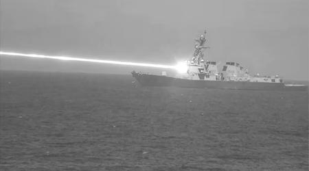 L'esercito americano testa il sistema laser di bordo HELIOS e distrugge con successo un drone