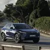 Anteprima: 2026 Toyota bZ4X in movimento, vista frontale in blu metallizzato profondo