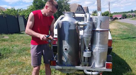 L'ucraino ha trasferito l'auto alla legna da ardere a causa della carenza di carburante