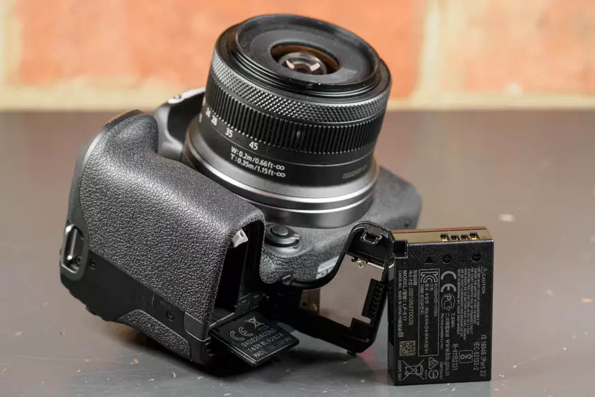 Fotocamera mirrorless economica Canon EOS R10