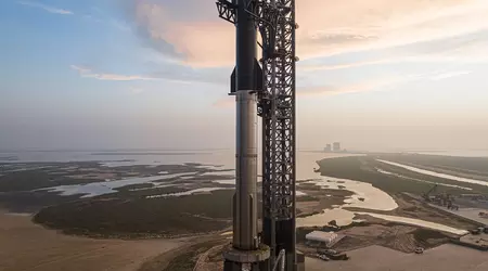 SpaceX ha interrotto il primo tentativo di lancio dell'astronave 40 secondi prima del decollo a causa di un problema alla valvola di pressione