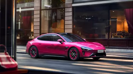 Xiaomi presenta il nuovo colore Brilliant Magenta per l'auto elettrica SU7 in onore del 15° anniversario del marchio