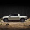 Miniatura della Rivian R1 Dune Edition con sfondo desertico