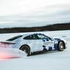 Porsche Taycan GTS sul ghiaccio.