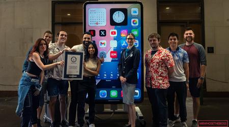 Nuovo record da Guinness: i blogger hanno realizzato l'iPhone 15 Pro Max più grande del mondo, alto 2 metri e pesante più di 200 kg