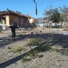Ufficiali militari ispezionano l'area in cui sono state sganciate le bombe a Pochon