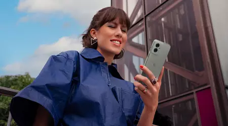 Moto G55: schermo a 120Hz, chip MediaTek Dimensity 7025, fotocamera OIS e ricarica a 30W per 249 euro