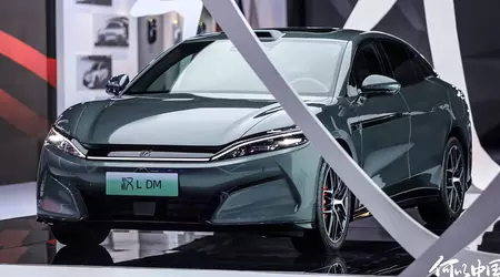 La berlina elettrica BYD Han L può essere caricata con due cavi contemporaneamente