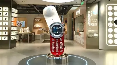 Una replica funzionale del leggendario Motorola V70 di due metri è esposta nel museo del telefono cellulare in Cina