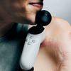 Il joystick adattivo Xbox è di dimensioni ridotte.
