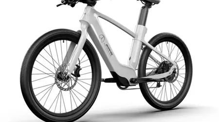Mercedes rilascia la Mercedes-AMG F1 City Edition e-bike a 4000 dollari: velocità fino a 45 km/h e casco intelligente