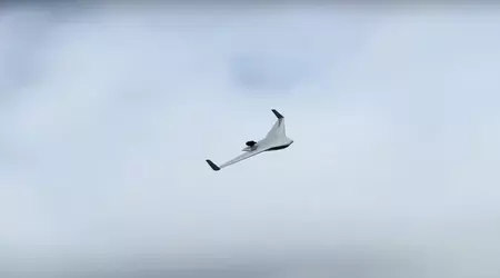 EOS Technologie ha presentato il Veloce 330: un UAV a reazione con tecnologia di decollo e atterraggio verticale che può raggiungere una velocità di 400 km/h.