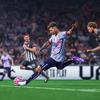Un giocatore dribbla la palla nella UFL
