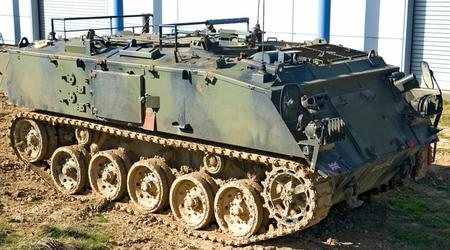 I volontari acquistano 17 veicoli blindati per Azov nel Regno Unito