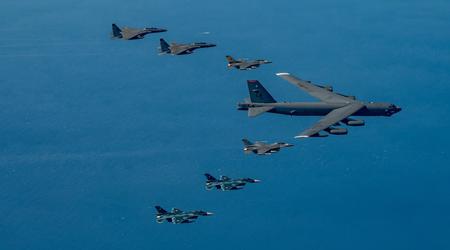 Stati Uniti, Repubblica di Corea e Giappone hanno condotto la prima esercitazione aerea trilaterale in assoluto, coinvolgendo B-52H Stratofortress, F-16 Fighting Falcon, F-15K Eagle e F-2.