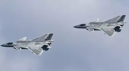 La Cina sta migliorando il suo caccia di quinta generazione J-20 Mighty Dragon per superare l'F-22 Raptor degli Stati Uniti.