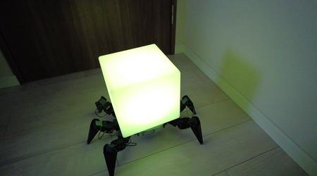 I giapponesi hanno creato una raccapricciante luce notturna a forma di ragno robotico che può muoversi per casa