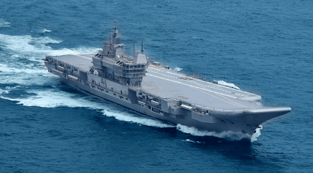 L'India ha costruito la prima portaerei INS Vikrant, al costo di 2,5 miliardi di dollari, che può trasportare i caccia F-18 Super Hornet, Rafale M, Tejas e MiG-29.