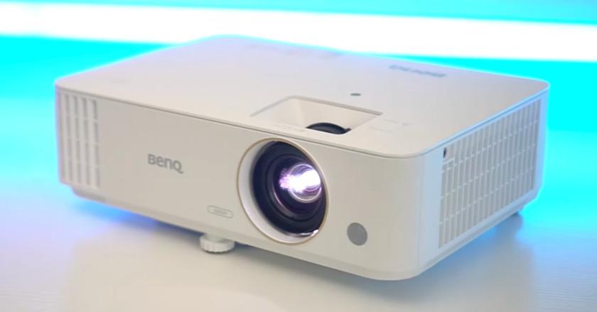 salotto con proiettore Benq TH685i
