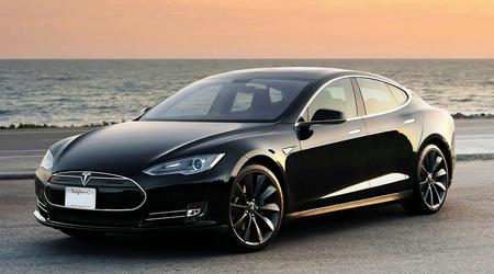 Un hacker di 19 anni ha hackerato a distanza 25 auto Tesla