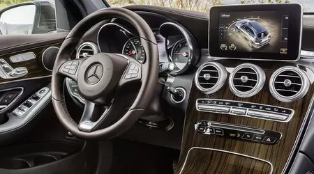 Proprietari di auto Mercedes citati in giudizio per il rivestimento in legno crepato