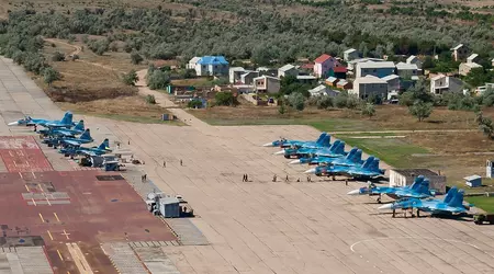 Potenti esplosioni hanno tuonato nella base aerea russa in Crimea: c'erano più di 20 aerei nell'aeroporto