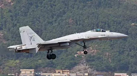 Il caccia da ponte J-15 si schianta in Cina durante un volo di addestramento