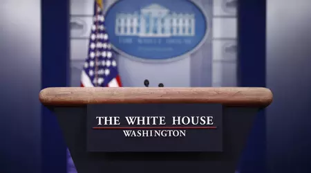 Biden firma un ordine esecutivo che limita gli investimenti in aziende tecnologiche cinesi legate all'intelligenza artificiale