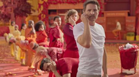 L'attore Pedro Pascal è il protagonista del nuovo spot pubblicitario degli AirPods 4 di Apple