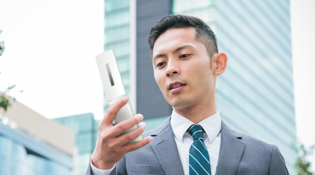 Una novità molto strana: Sharp ha rilasciato un clamshell a pressione sicuro con Android e un contapassi