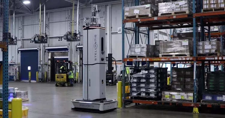 Stellantis introduce i robot da magazzino ...