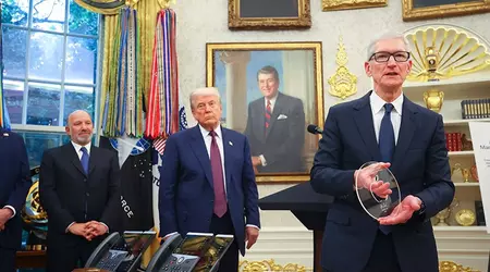 Tim Cook presenta a Trump un pezzo di vetro su un supporto d'oro, Trump è soddisfatto