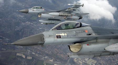Nuove foto di F-16 in cielo: L'Ucraina riceve i caccia con missili AIM-120C AMRAAM