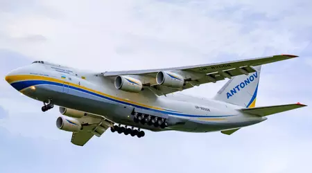 Un An-124 russo dell'Ucraina consegna fusoliere di caccia F-16 in Polonia