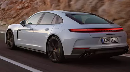 Porsche presenta due ibridi plug-in, la Panamera 4 E-Hybrid e la 4S E-Hybrid, con un'autonomia fino a 96 km a energia elettrica