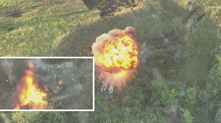 Un drone FPV da 500 dollari ha distrutto in modo spettacolare un carro armato russo T-90M del valore di almeno 2,5 milioni di dollari con un colpo di precisione