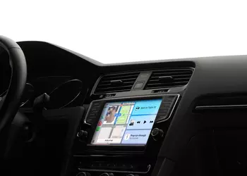 Tesla ritarda il lancio di CarPlay ...