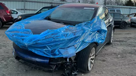 Un redattore della CNBC ha venduto la sua Tesla Model X in cambio di pezzi di ricambio: ora gira per l'Ucraina e manda messaggi al vecchio proprietario