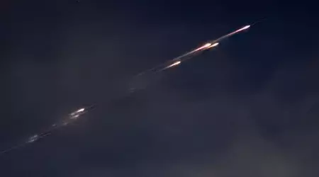 Una vecchia antenna della Stazione Spaziale Internazionale disegna strisce di fuoco nel cielo di Sacramento