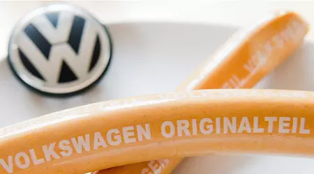 VW vende più salsicce che auto: un anno record per il Currywurst di marca