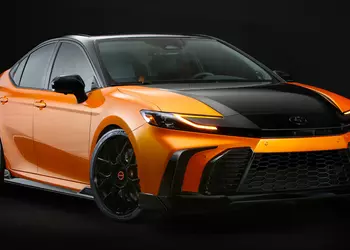 Toyota ha svelato la Camry con ...